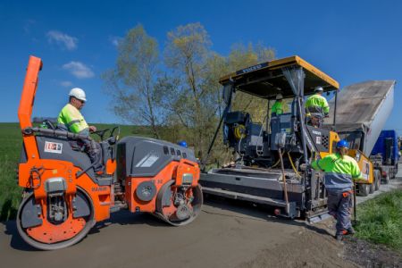 Jak se liší válcovaný beton od litého betonu?